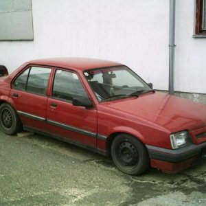 März 1993: Was als ein Haufen Schrott auf meinen Hof rollte sollte mein erster schöner Opel werden, denk ich mal.
Mir gefiel er sehr gut.