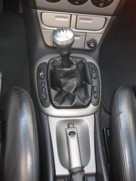 Serien-Innenausstattung "Sport" ergänzt mit:
- Griffmulde Imscher
- Handbremsgriff Irmscher