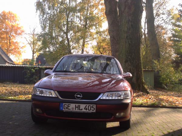 vorne Dayligths und anderen Grill nach Unfall (wo son blödian an der Ampel rückwärts fuhr) aber war sowieso geplant